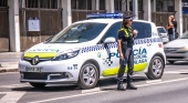 Agente de la Policía Local de Málaga junto a un coche patrulla | Foto: Ayto. de Málaga