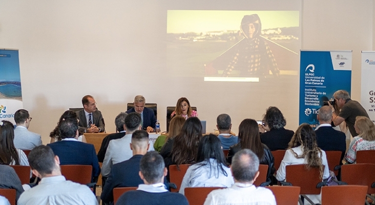 José Manuel Sanabria, viceconsejero de Turismo del Gobierno de Canarias; Lluís Serra, rector de la ULPGC; y Teresa Aguiar, presidenta del VI Congreso Internacional de Turismo de Gran Canaria | Foto: Cabildo de Gran Canaria