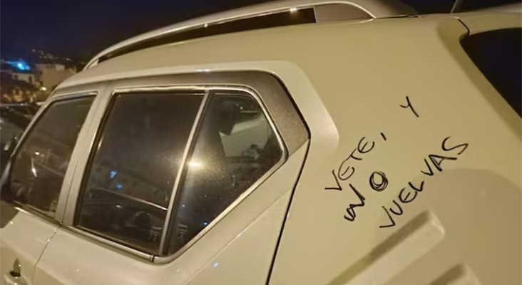 Coche de alquiler con pintadas turismófobas en Tenerife | Foto: Lucía García (vía Cadena SER)