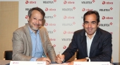 Adrian Neuhauser, CEO de Grupo Abra, y Carlos Muñoz, CEO de Volotea, en el momento de formalizar el acuerdo para la creación de la 'joint venture' | Foto: Volotea
