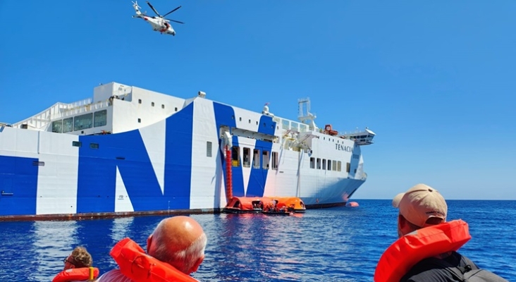 Tras 20 horas a la deriva, regresan a puerto los pasajeros del barco incendiado en el Mediterráneo | Foto: Salvamento Marítimo