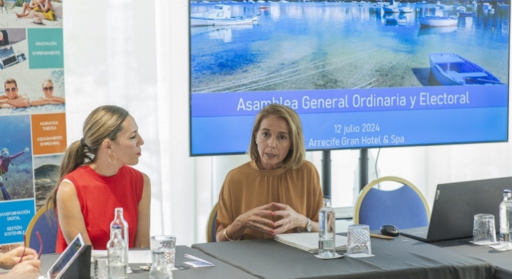 Jessica de León, Consejera de Turismo del Gobierno de Canarias, y Susana Pérez, presidenta de la Federación Turística de Lanzarote