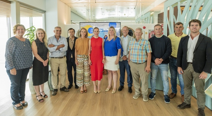 Foto de familia de la Junta Directiva de la Federación Turística de Lanzarote con la Consejera de Turismo de Canarias, Jessica de León