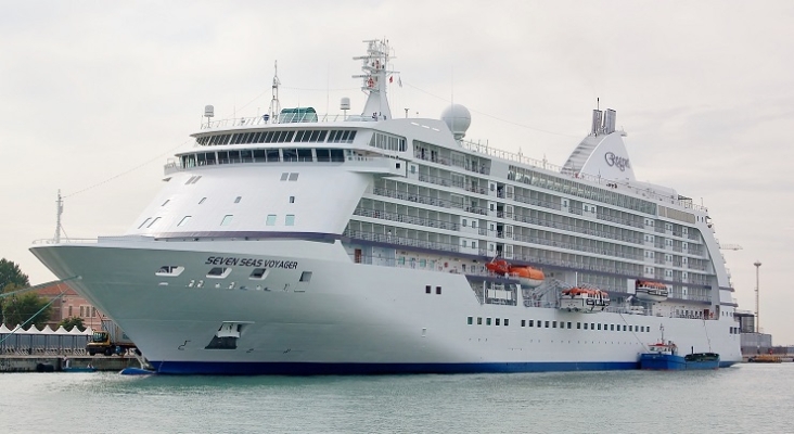 “Somos el iceberg”: Ambientalistas bloquean el acceso de un crucero al puerto de Finisterre | Foto: Bahnfrend (CC BY-SA 3.0)