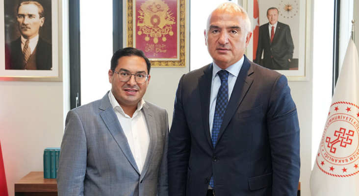 Ömer Karaca, CEO de Schmetterling, y Mehmet Nuri Ersoy, ministro de Turismo de Turquía