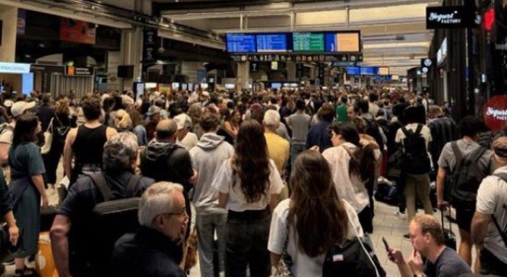 Pasajeros afectados por la paralización de trenes en Francia